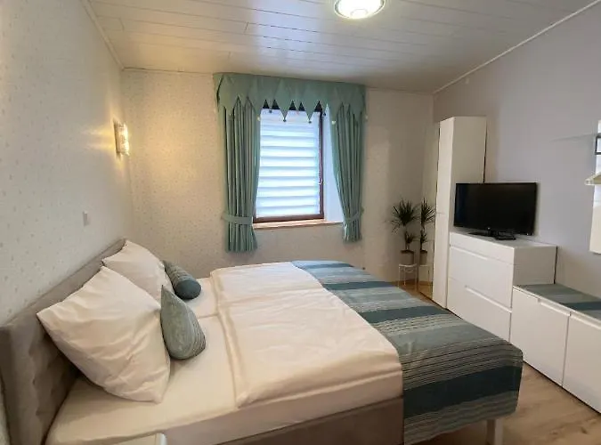 Am Kirchberg 아파트 *